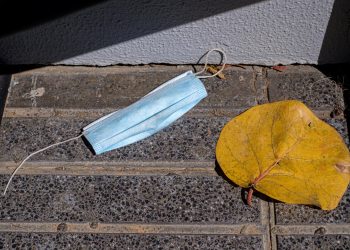 La mala eliminación de mascarillas puede crear un desastre medioambiental