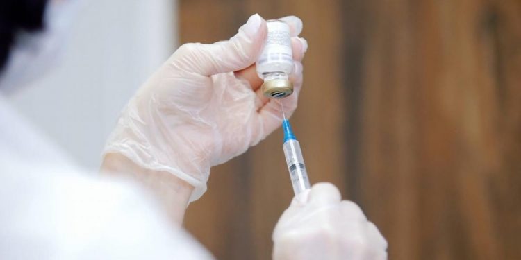 EMA confirma riesgo “muy raro” de miocarditis y pericarditis con vacunas ARNm