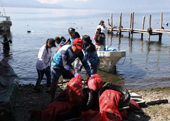 Jornadas de limpieza contribuyen al resguardo del lago de Atitlán