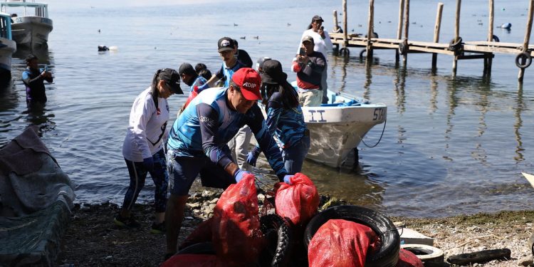 Jornadas de limpieza contribuyen al resguardo del lago de Atitlán
