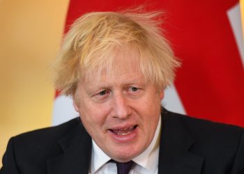 Reino Unido reintroduce restricciones para frenar la expansión de ómicron