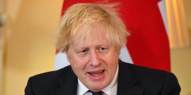 Reino Unido reintroduce restricciones para frenar la expansión de ómicron