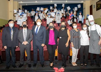 Se gradúan a través del programa Jóvenes de Mar