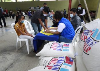 Gobierno realiza jornada de vacunación y entrega víveres en 50 municipios priorizados