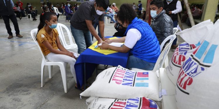 Gobierno realiza jornada de vacunación y entrega víveres en 50 municipios priorizados