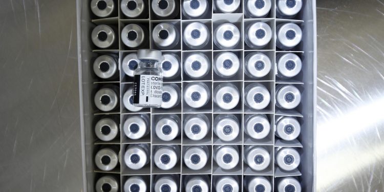 La OMS defiende diversificar regionalmente la producción de vacunas
