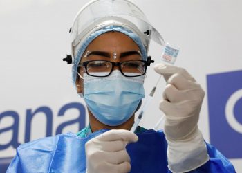 Regulador de EE. UU. autoriza fármaco para los que no se pueden vacunar contra COVID-19