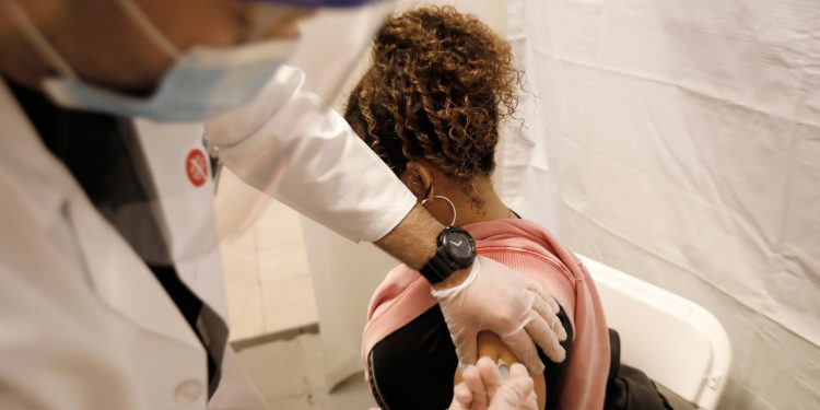 Nueva York impone la vacuna al sector privado, una medida pionera en EE. UU.