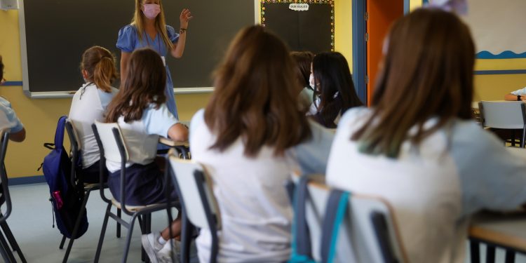 España reanuda las clases presenciales confiada en vacunación y prevención