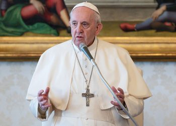 Papa afirma que pagar impuestos es señal de legalidad y justicia