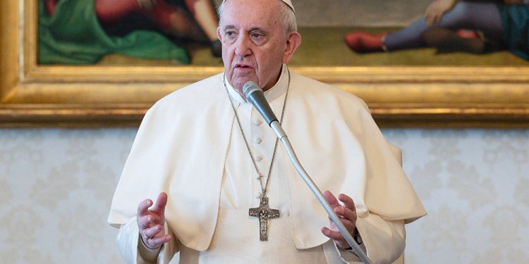 Papa afirma que pagar impuestos es señal de legalidad y justicia