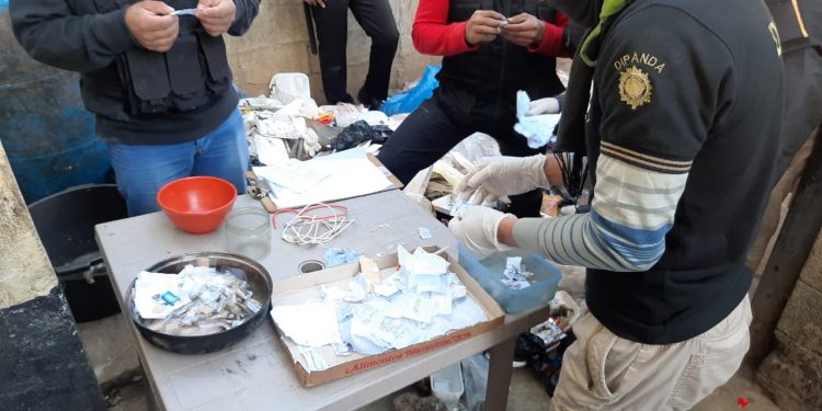 Decomisan celulares y cerveza durante requisa en cárcel Santa Teresa