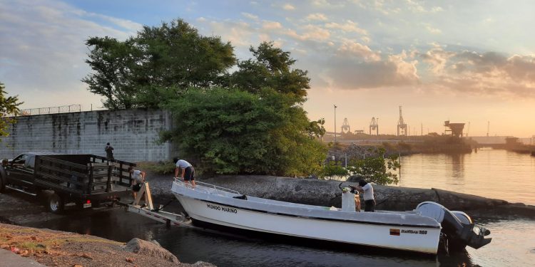 Fuerzas de seguridad localizan lancha con posible ilícito en el Pacífico