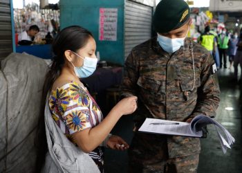 Soldados apoyan jornadas de hisopados y vacunación contra COVID-19 en mercados
