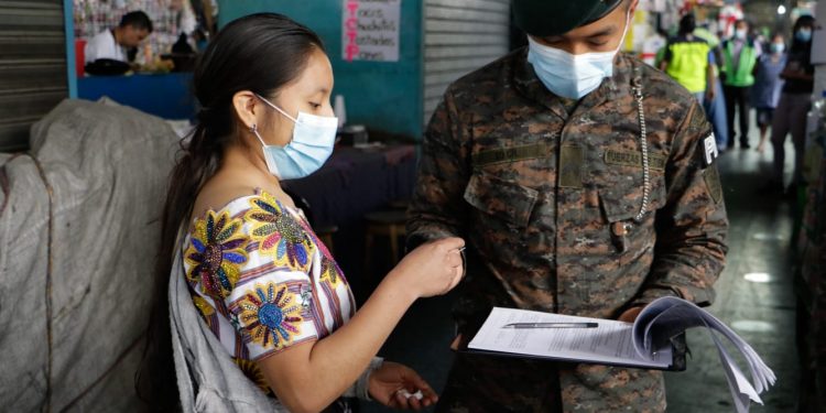 Soldados apoyan jornadas de hisopados y vacunación contra COVID-19 en mercados