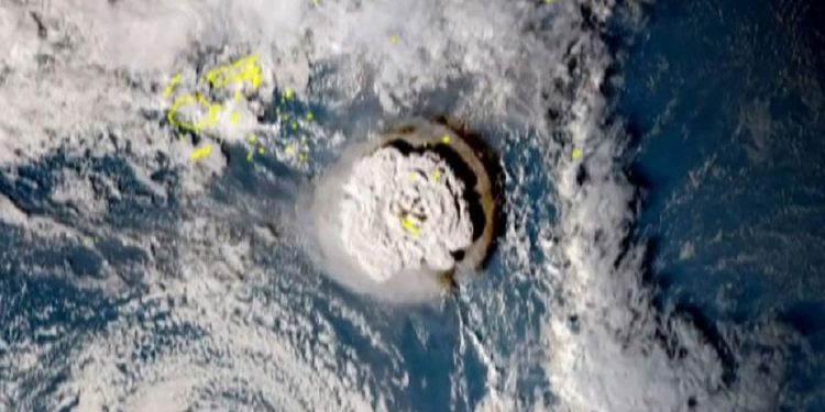 Aviones evalúan los daños causados por la erupción y el tsunami en Tonga