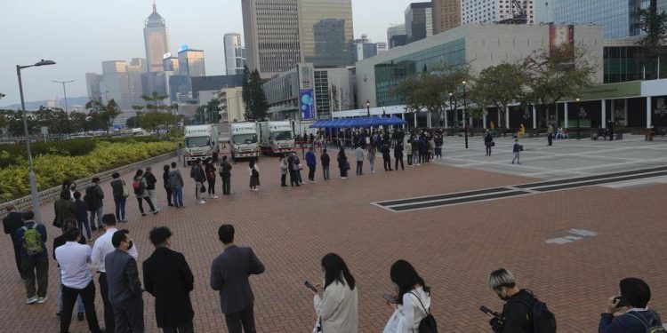 OMS registra nuevo récord de casos globales de COVID en un día, 2.6 millones