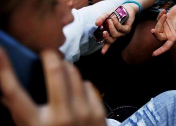 Usar móviles no aumenta riesgo de tumor cerebral en jóvenes, según estudio