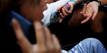 Usar móviles no aumenta riesgo de tumor cerebral en jóvenes, según estudio