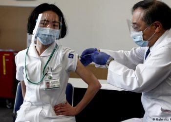 Japón reabre centros de vacunación masiva ante contagios de ómicron