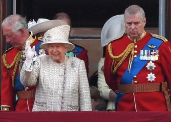 Crece la presión para que el príncipe Andrés pierda sus cargos militares