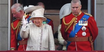 Crece la presión para que el príncipe Andrés pierda sus cargos militares