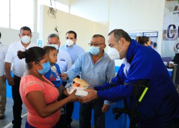 El presidente Alejandro Giammattei destaca la importancia de asistir a los guatemaltecos con alimentos en los comedores sociales. Foto: Marvin García.
