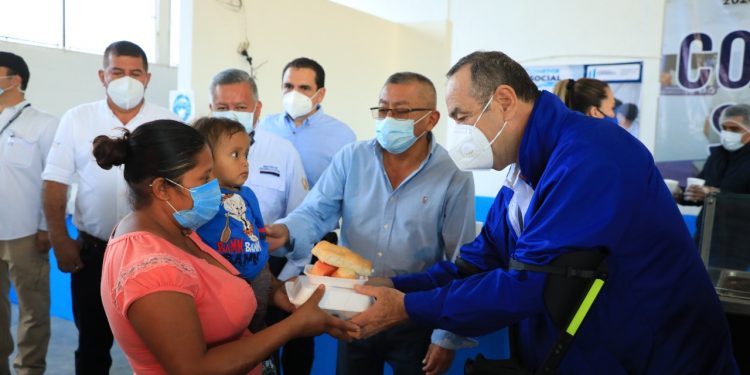 El presidente Alejandro Giammattei destaca la importancia de asistir a los guatemaltecos con alimentos en los comedores sociales. Foto: Marvin García.