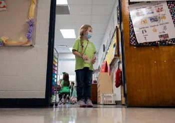 Niños portugueses vuelven a clases con nuevas normas, vacunación y test