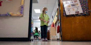 Niños portugueses vuelven a clases con nuevas normas, vacunación y test