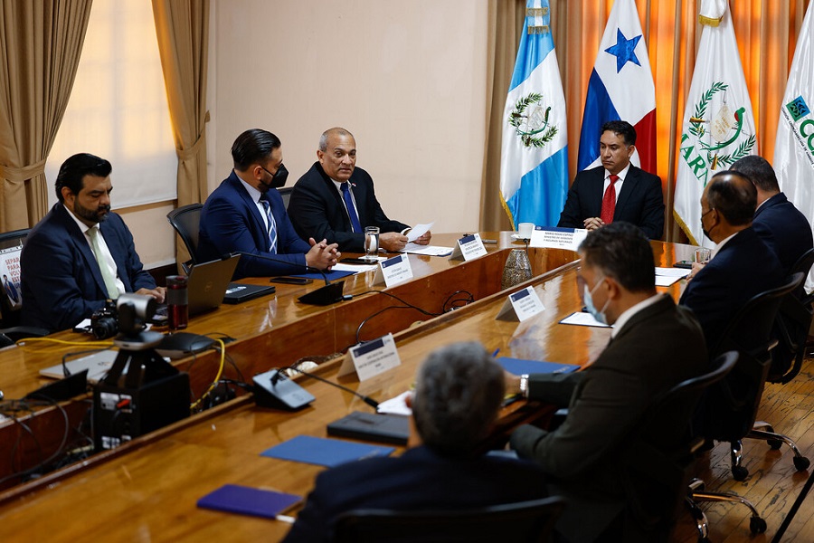 Ministros de Ambiente de Panamá y Guatemala y otros funcionarios, durante acto de entrega de la presidencia pro tempore de la CCAD.