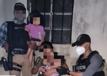 Agentes atienden a personas liberadas en operativo, en San Pedro Carchá, Alta Verapaz.