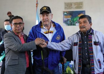 Alcaldes de Nahualá y Santa Catarina Ixtahuacán se dan la mano junto al presidente Giammattei, luego de la mesa de diálogo sobre conflicto ancestral.