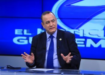 El presidente Alejandro Giammattei, durante entrevista con el noticiero televisivo Noti 7.