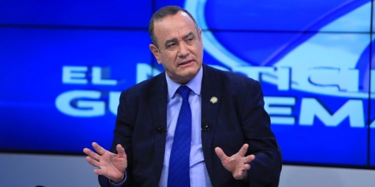 El presidente Alejandro Giammattei, durante entrevista con el noticiero televisivo Noti 7.