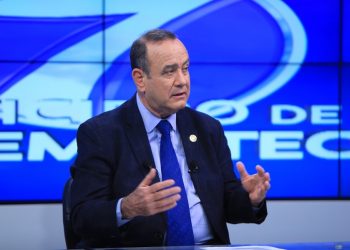 El presidente Alejandro Giammattei habla, en Noti 7, sobre el avance del plan nacional de vacunación y el impulso a la economía.