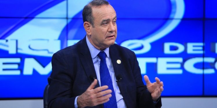 El presidente Alejandro Giammattei habla, en Noti 7, sobre el avance del plan nacional de vacunación y el impulso a la economía.
