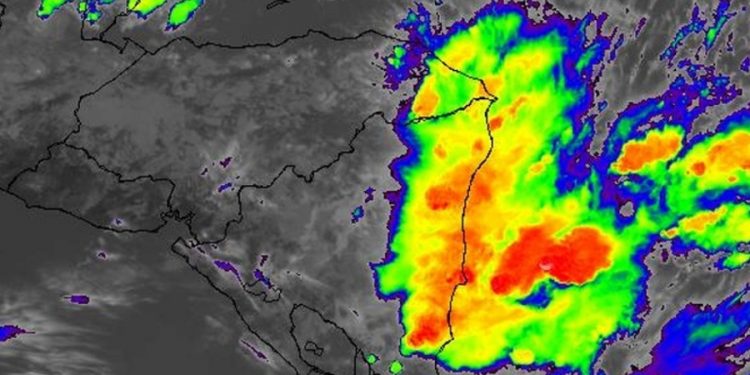 El frente frío que afecta el área del norte de Centroamérica podría causar lluvias y vientos en 5 departamentos de Honduras.