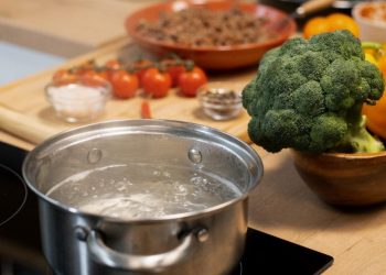 Una de las maneras de prevenir enfermedades transmitidas por agua o alimentos en lavar las verduras y frutas con agua clorada.