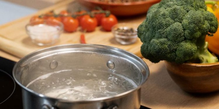 Una de las maneras de prevenir enfermedades transmitidas por agua o alimentos en lavar las verduras y frutas con agua clorada.