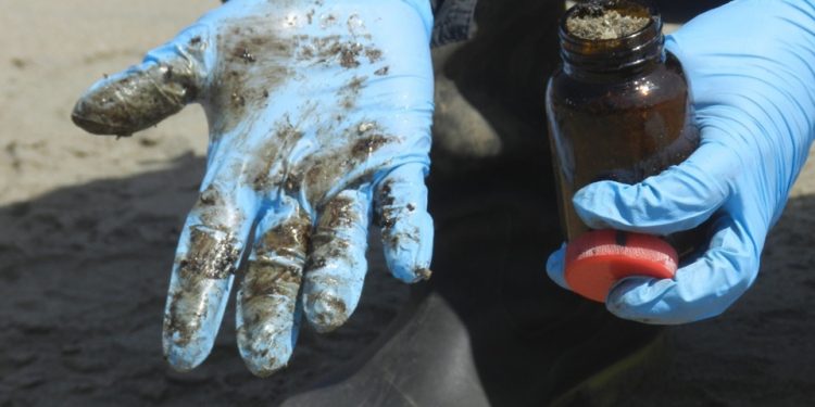 Repsol retira 9 mil metros cúbicos de arena afectada por crudo en Perú