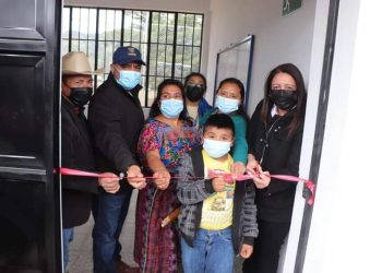 Autoridades del Mineduc en inauguración de módulos educativos en Chimaltenango