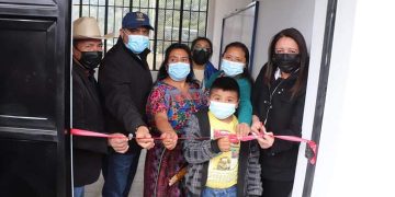 Autoridades del Mineduc en inauguración de módulos educativos en Chimaltenango