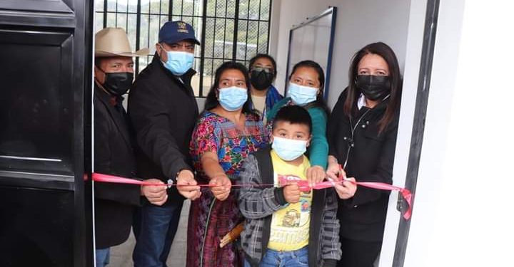 Autoridades del Mineduc en inauguración de módulos educativos en Chimaltenango