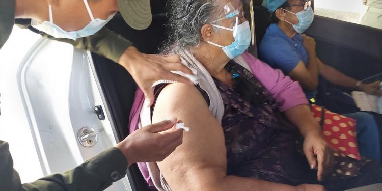 Autoridades instan a la población a vacunarse contra el COVID-19.