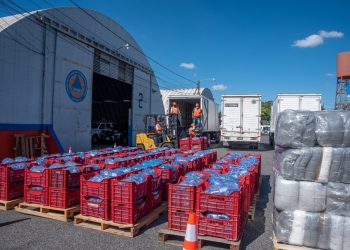 Trasladan ayuda humanitaria para población de Izabal