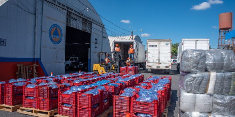 Trasladan ayuda humanitaria para población de Izabal