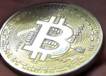 Bitcóin oscila en el nivel de 43 mil dólares tras la caída en Wall Street