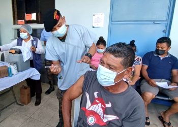 Brigada del Ejército apoya con jornada de vacunación en Escuintla