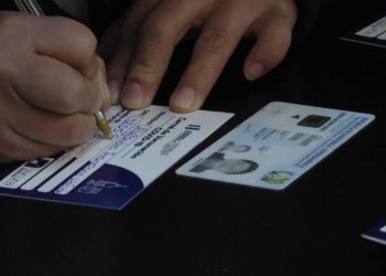 El carné de vacunación contiene el nombre de la persona, la fecha, que dosis, tipo de vacuna y la fecha en que se adiministró.